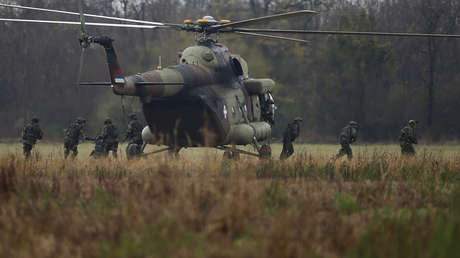 Soldados serbios desembarcan del helicóptero MI-8 durante un ejercicios militares con Rusia cerca de Belgrado, el 7 de noviembre de 2016.