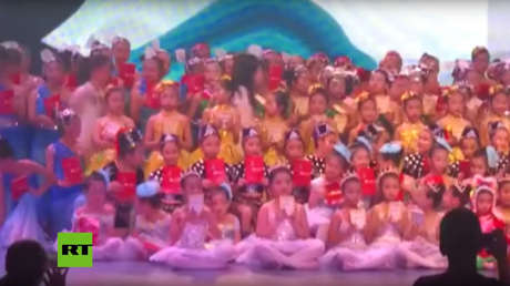 VIDEO: Un muerto y 14 heridos al desplomarse un escenario con cientos de niños en China