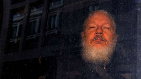 Julian Assange, fundador de WikiLeaks, al salir de la estación de policía, Londres, 11 de abril de 2019.