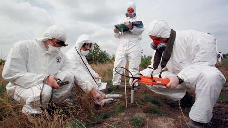 Expertos internacionales miden la radioactividad del suelo cerca de la central nuclear ucraniana de Chernóbil, el 15 de septiembre de 1986.