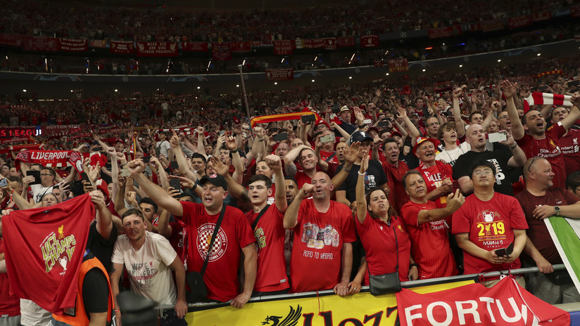 Una mujer semidesnuda se 'roba' la final de la Liga de Campeones e incendia las redes (VIDEO)