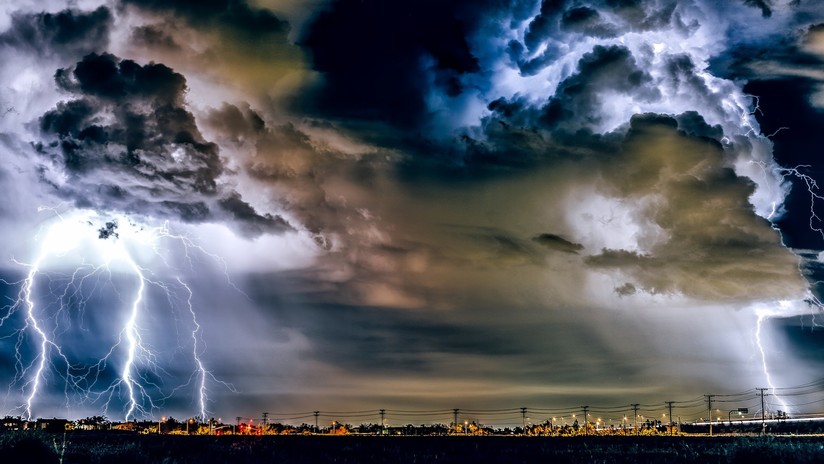 Captan un potente rayo eléctrico sobre el cielo nocturno en China (VIDEO, FOTO)
