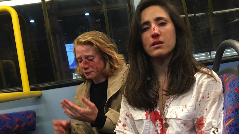 Desconocidos agreden brutalmente en un bus de Londres a una pareja de lesbianas que se negaron a besarse para su