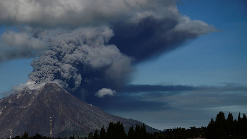 Indonesia: El volcán Sinabung entra en erupción y expulsa una espectacular  columna de cenizas (VIDEO) - RT