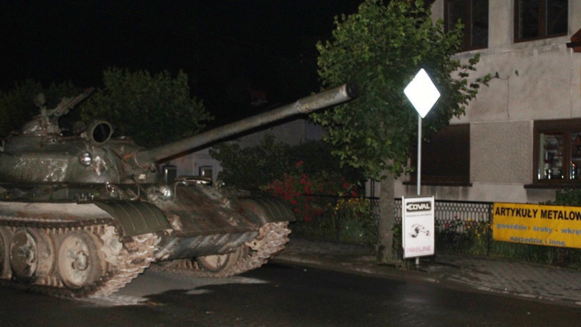 Un hombre borracho 'se pasea' por el centro de una ciudad polaca en un tanque soviético (FOTOS)