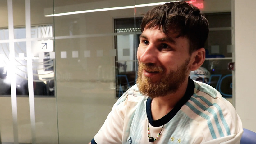 VIDEO: Un doble brasileño de Messi vende sus posesiones para ver a su ídolo en la Copa América