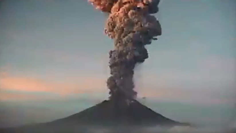 VIDEO: El volcán Popocatépetl registra una nueva explosión