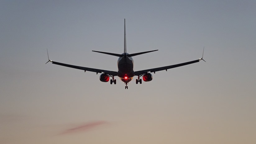 VIDEO: Se estrella contra el techo del avión el carrito de las bebidas a causa de unas violentas turbulencias