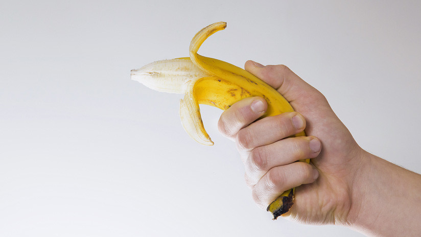Un estadounidense es encarcelado en el Reino Unido por atracar un banco 'armado' con un plátano