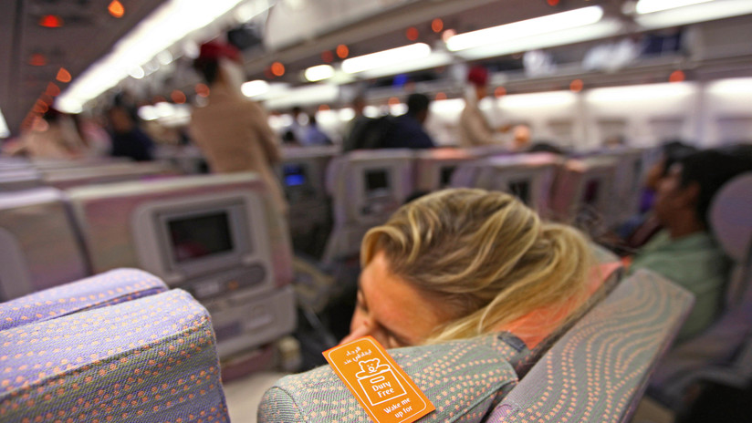 Se duerme durante el vuelo y se despierta en completa oscuridad en su avión ya vacío y cerrado