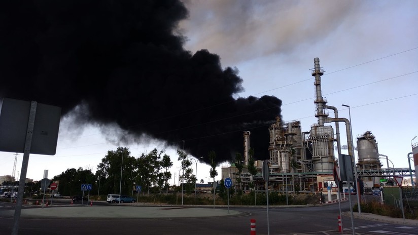 Un incendio en una planta química obliga a desalojar un polígono industrial en España