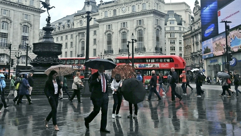 VIDEO: Una mujer graba con un paloselfi cómo roban el monedero a su amiga en Londres