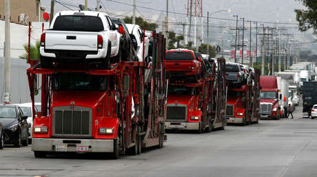 Automóviles Toyota hacen fila en el control de aduanas de la frontera para cruzar a EE.UU. desde Tijuana, México, 31 de mayo de 2019.