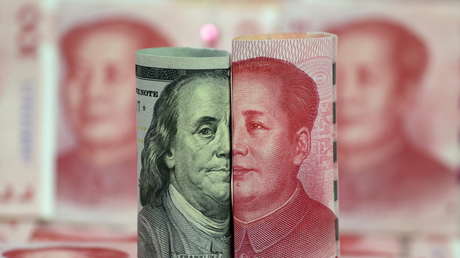 Un billete de 100 dÃ³lares y otro de 100 yuanes, 21 de enero de 2016.