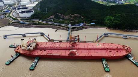 Imagen ilustrativa. Un portador de crudo muy grande en el puerto de Ningbo Zhoushan (China), 16 de mayo de 2017. 