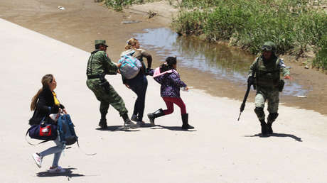 Fuerzas de seguridad impiden que los migrantes centroamericanos crucen el Río Bravo, en Ciudad Juárez, Estado de Chihuahua, el 21 de junio de 2019.