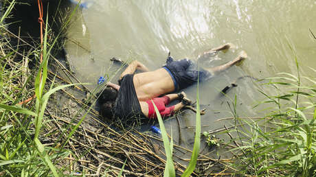 Los cuerpos de migrante salvadoreño Óscar Alberto Martínez Ramírez y su hija Valeria en la orilla del Río Bravo en Matamoros, México, el lunes 24 de junio de 2019.