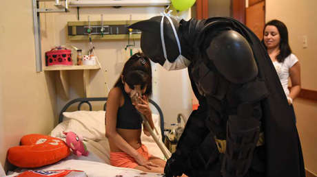 ¿Quién es el 'Batman Solidario' al que distinguieron en la ciudad argentina de La Plata en medio de un apagón?