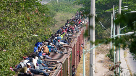 Migrantes centroamericanos se desplazan en una caravana a través de Juchitán, Oaxaca, hacia EE.UU. México, 26 de abril de 2019.