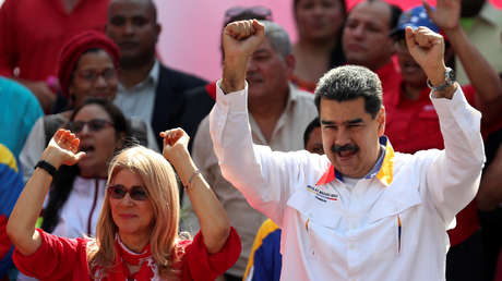 El presidente Nicolás Maduro y su esposa Cilia Flores saludan en un mitin en Caracas, Venezuela. 20 de mayo de 2019.