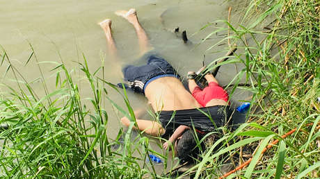 Los cuerpos de migrante salvadoreño Óscar Alberto Martínez Ramírez y su hija Valeria en la orilla del Río Bravo en Matamoros, México, el lunes 24 de junio de 2019.