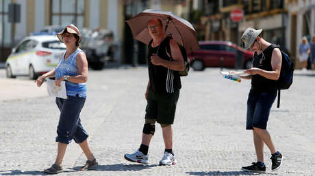 Turistas con un paraguas para protegerse del sol durante la ola de calor. Ronda, España, 26 de junio de 2019.