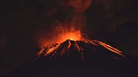 El volcán Popocatépetl  arroja material incandescente, el 27 de septiembre de 2017.