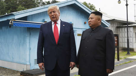 El presidente de EE.UU., Donald Trump, y el líder norcoreano, Kim Jong-un, se reúnen en la zona desmilitarizada entre las dos Coreas, el 30 de junio de 2019.