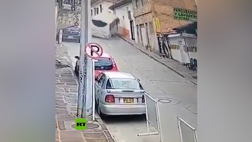 VIDEO: Un autobús sin frenos se precipita a toda velocidad por una calle empinada en Colombia