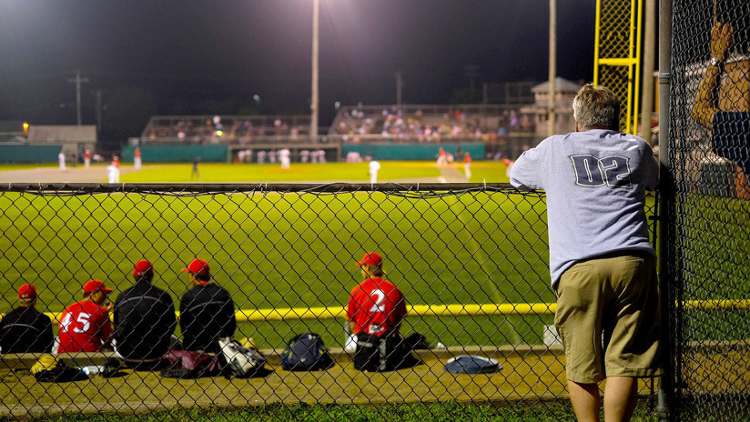 VIDEO: Un padre usa a su hijo como arma para atacar a un fanático rival en un juego de béisbol