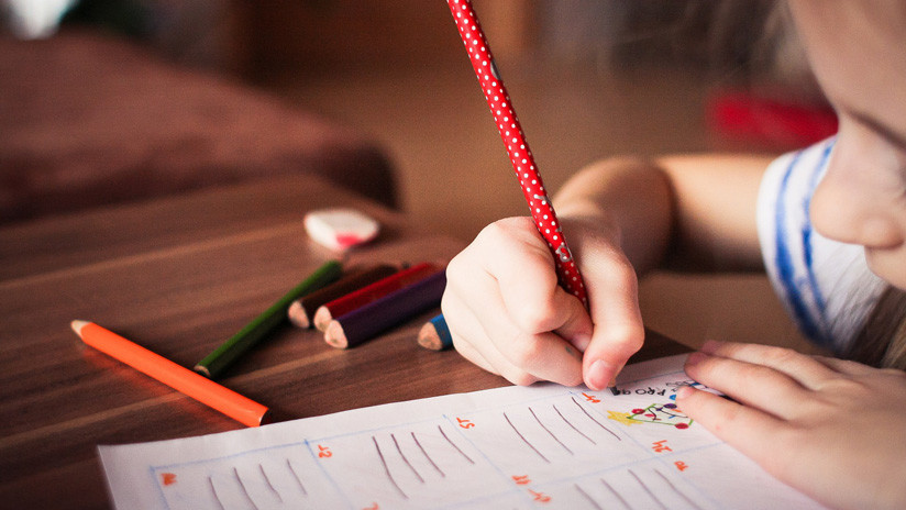 Una niña de 11 años muestra un dibujo en su colegio que evidencia el maltrato de su madre