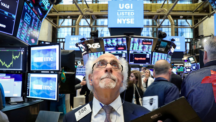 El índice Dow Jones rompe la barrera de los 27.000 puntos por primera vez en la historia