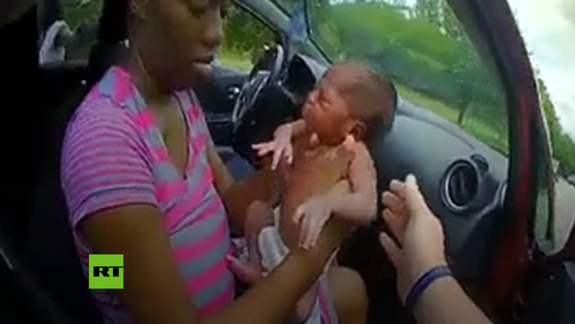 VIDEO: Oficial estadounidense detiene un auto por exceso de velocidad y salva a una bebé que se ahogaba