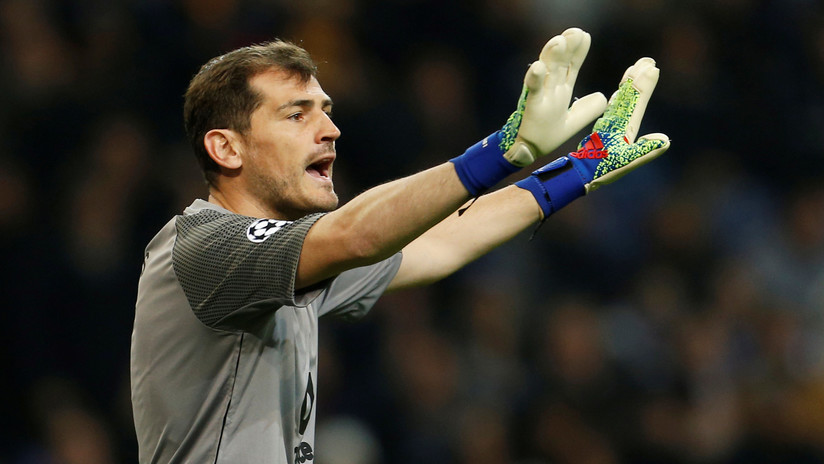 El guardameta espaÃ±ol Iker Casillas cuelga los guantes mientras se recupera de su problema de salud