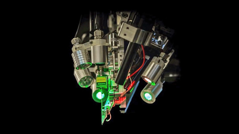 FOTOS: Elon Musk presenta la tecnología que permitirá la simbiosis definitiva entre el cerebro humano y la IA implantando electrodos en el cerebro