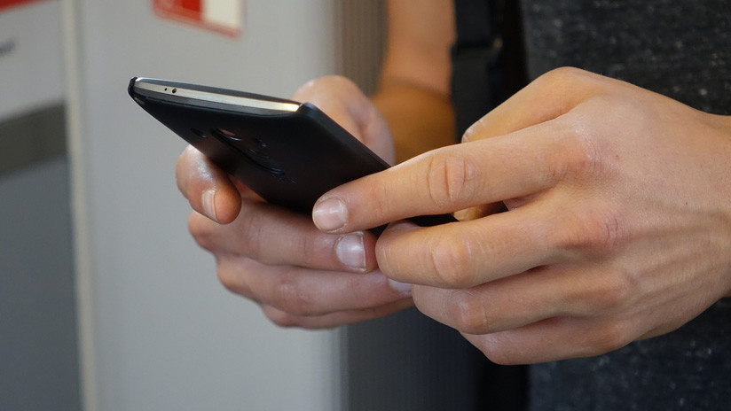 Abu Dabi condena a dos meses de cárcel a un hombre por insultar a su esposa en WhatsApp