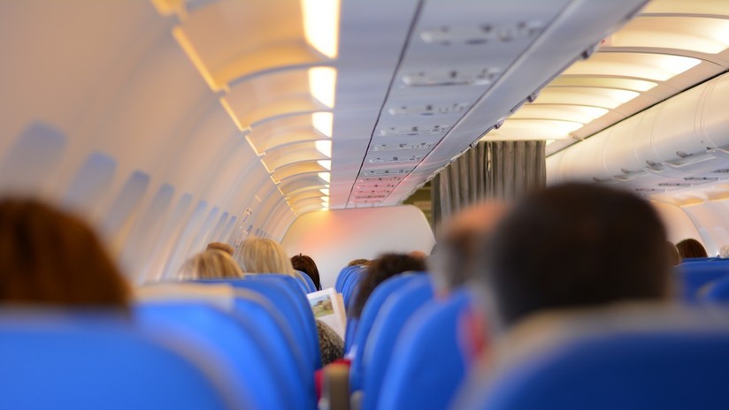 Un pasajero le pide en el avión a su vecina que "deje de hablar español" y otros ocupantes lo sorprenden con su reacción