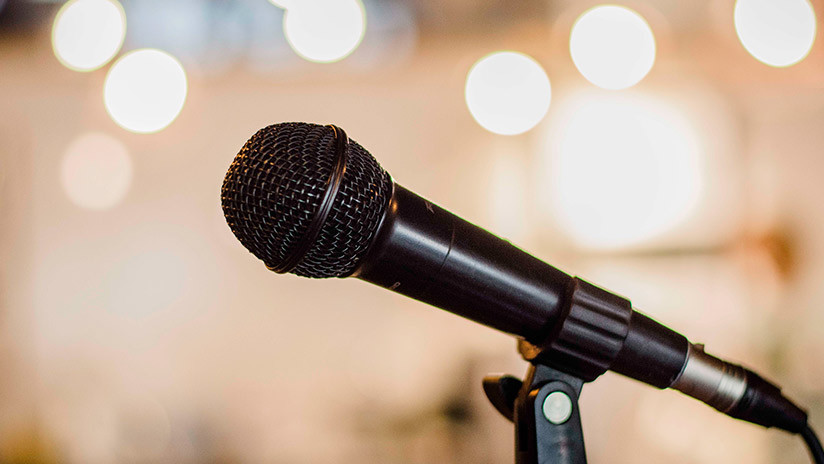 Un monologuista sufre un ataque cardÃaco en el escenario y el público cree que es parte del número