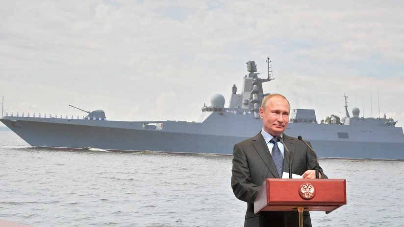 Putin preside el desfile naval en San Petersburgo: "Rusia construirá una flota única por sus capacidades" (VIDEO)