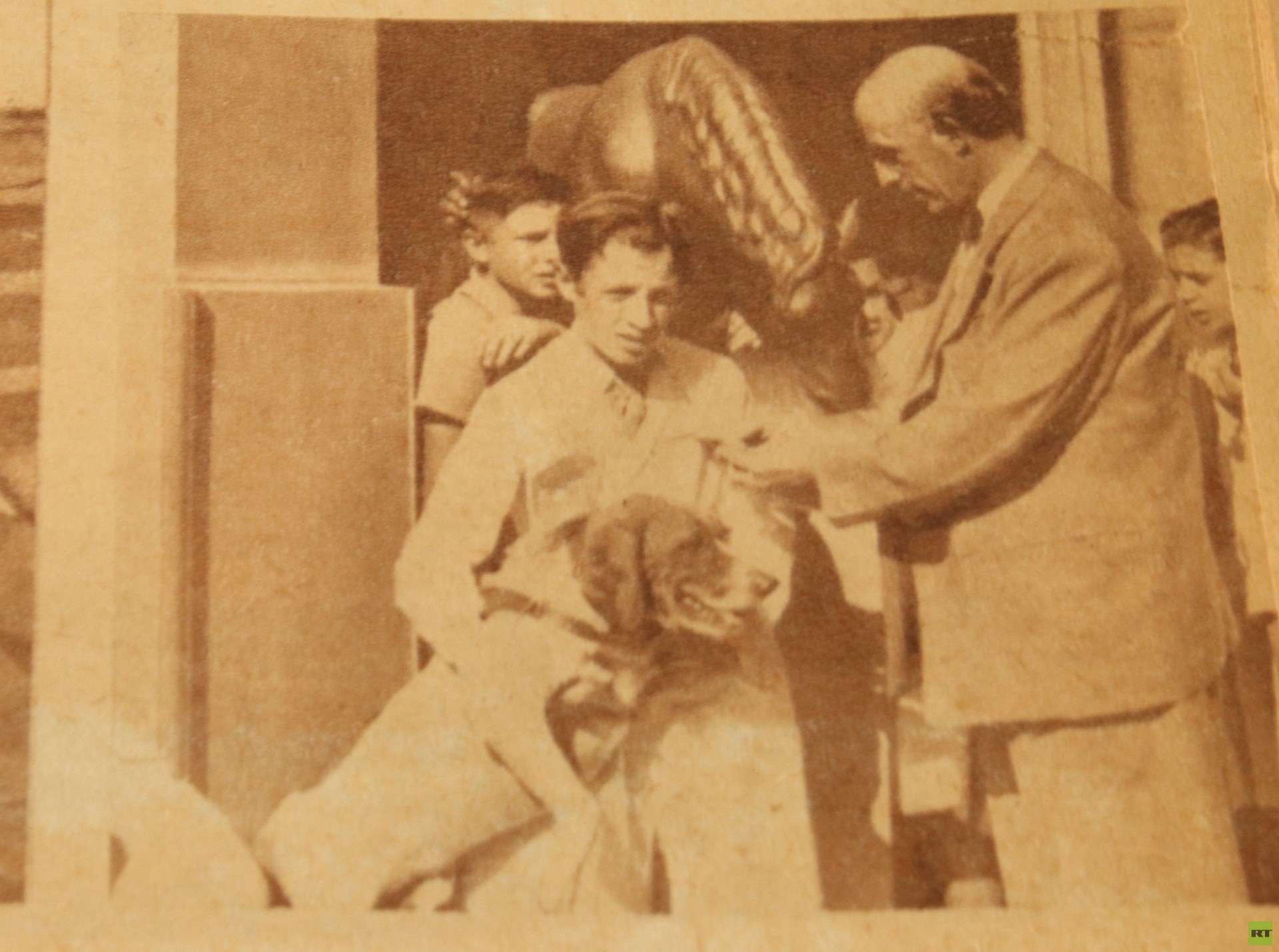 El artista Quinquela Martín otorgando un premio a los niños que salvaron a 'Bobby'. Año 1946. Archivo de Quinquela Martín.