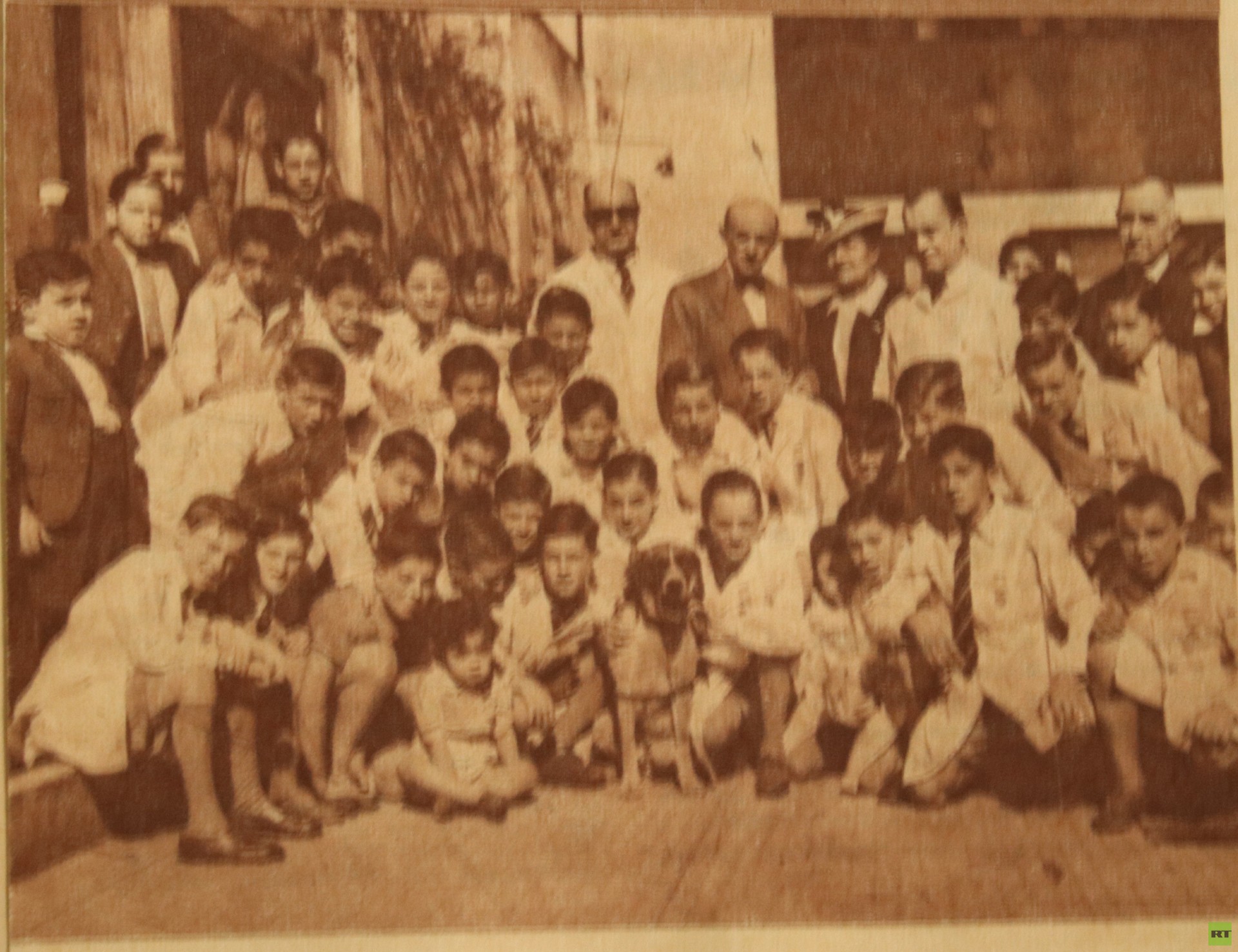 Los niños de La Boca junto a 'Bobby'. Año 1946. Archivo de Quinquela Martín.