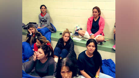 "Les dicen que beban agua del váter": Congresistas demócratas denuncian condiciones inhumanas en los centros de detención de inmigrantes de EE.UU.