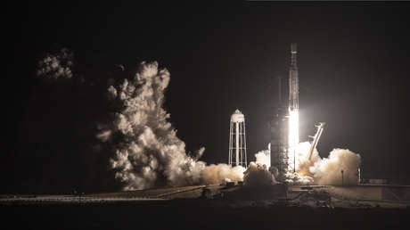 VIDEO: Publican imágenes del regreso de una parte del cohete Falcon Heavy a la Tierra