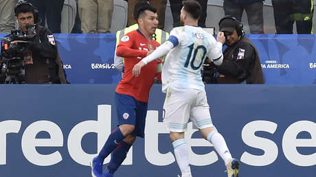 Gary Medel y Lionel Messi protagonizan trifulca en el partido por el tercer puesto de la Copa América Brasil 2019. São Paulo, 6 de julio de 2019.