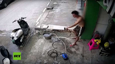 VIDEO: Intenta lavar su moto y termina retorcido por una 'eterna' descarga eléctrica