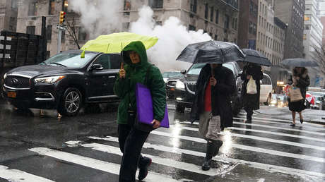 Varias personas caminan bajo la lluvia en el distrito de Manhattan, Nueva York, EE. UU., 24 de enero de 2019.