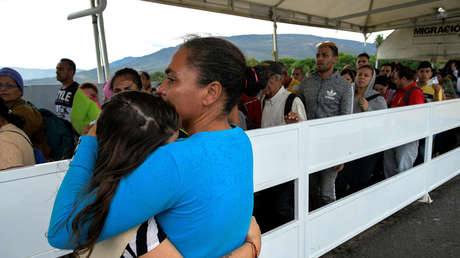 Personas cruzan el Puente Internacional Simón Bolívar en Cúcuta, Colombia, el 10 de junio de 2019.