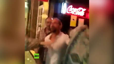 VIDEO: Un hombre golpea brutalmente a varias mujeres en la puerta de un bar en España tras recriminarle una agresión anterior a una amiga