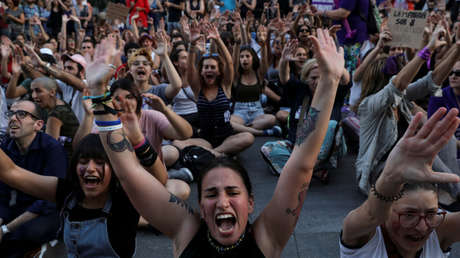 Protesta frente al Congreso por la puesta en libertad bajo fianza de los acusados de violar a una joven en los Sanfermines, Madrid, España, 22 de junio de 2019. 