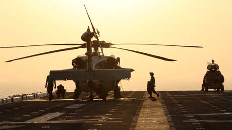 Un sistema LMADIS (derecha) en la cubierta de vuelo del USS Boxer en el mar de Arabia, el 16 de julio de 2019.